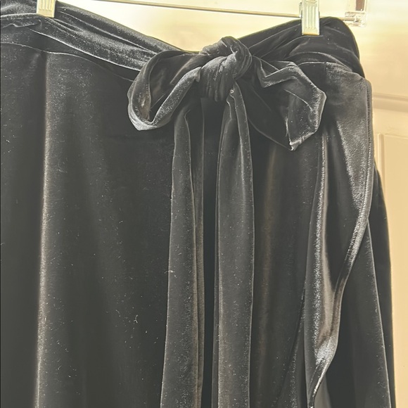 GAP Velvet Black Wrap Skirt - Picture 3 of 4
